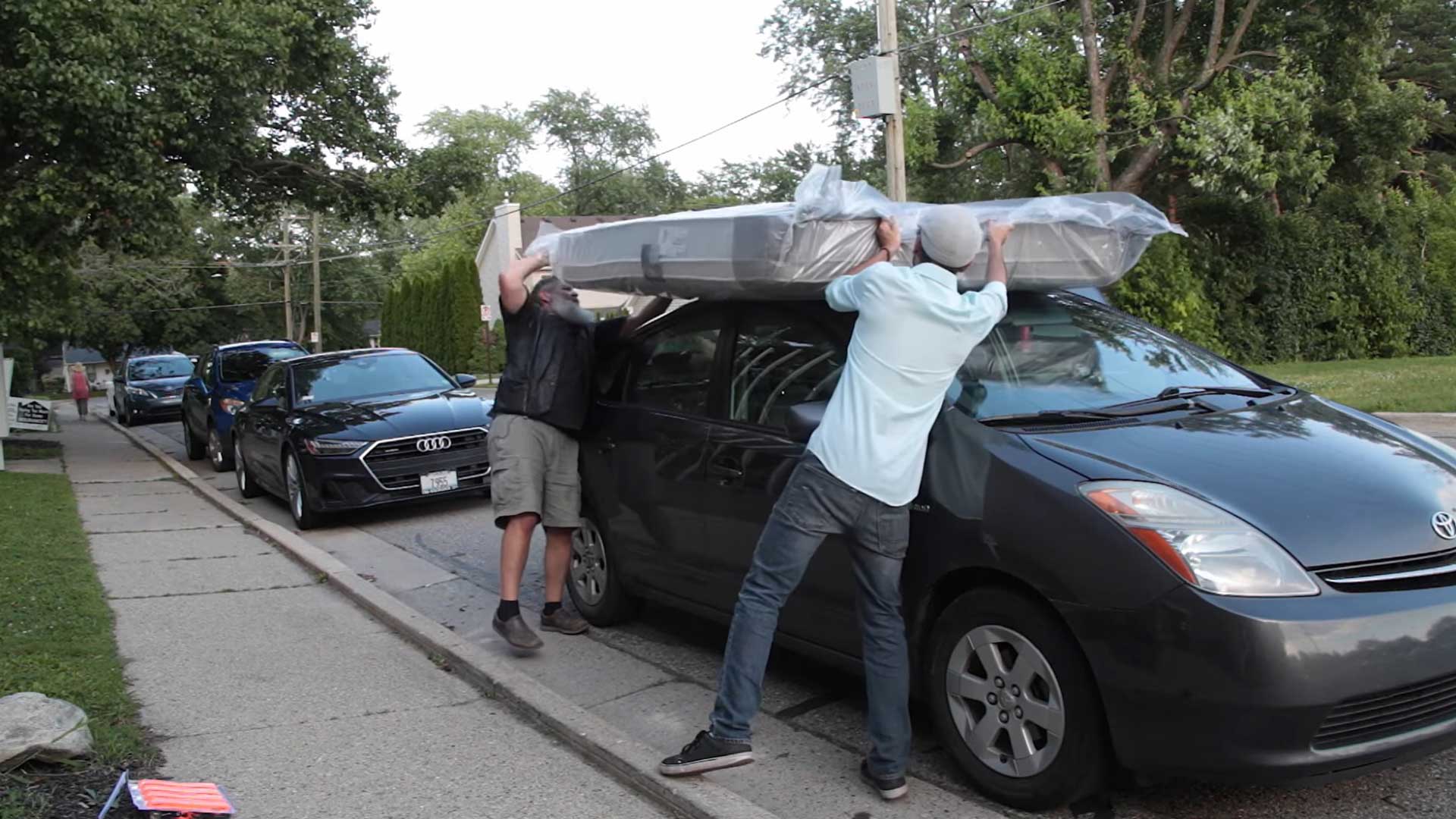 how to move a mattress with a car