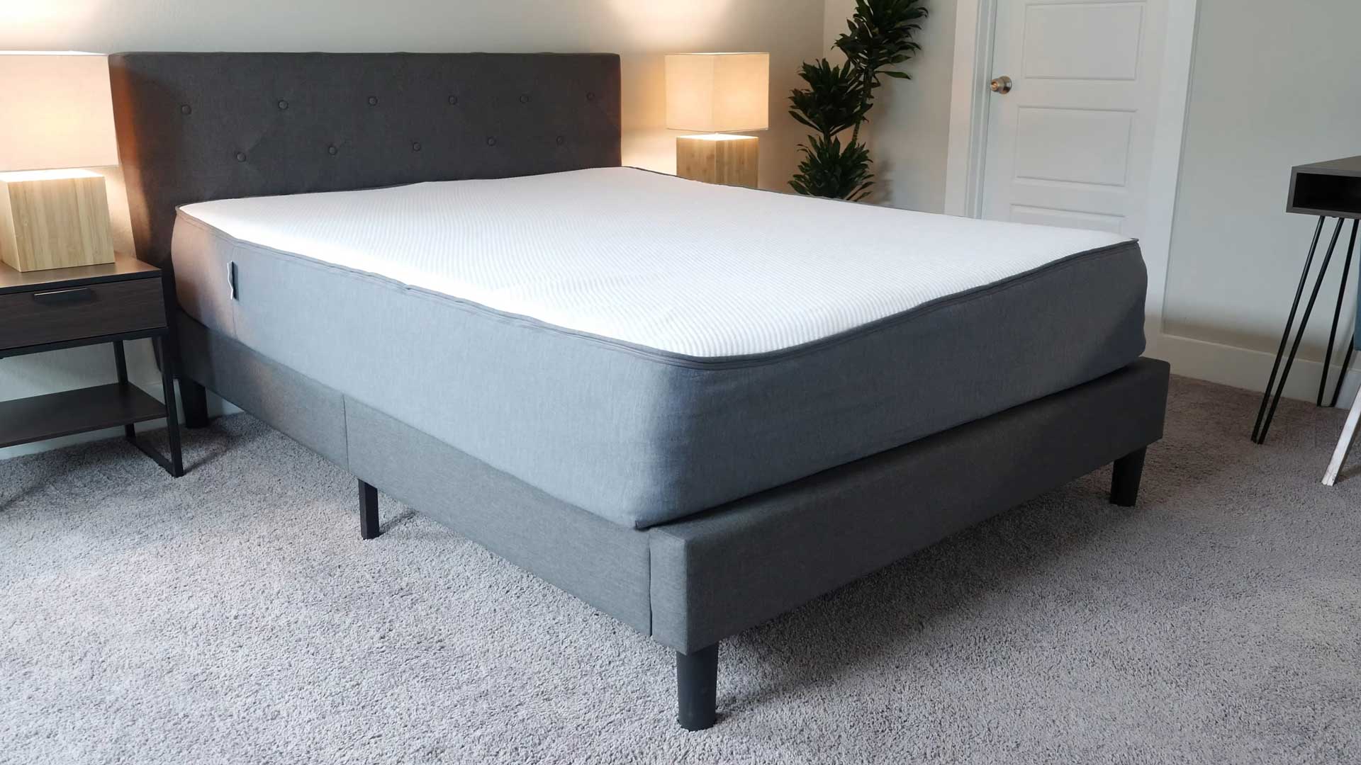 Hybrid mattress in a bedroom
